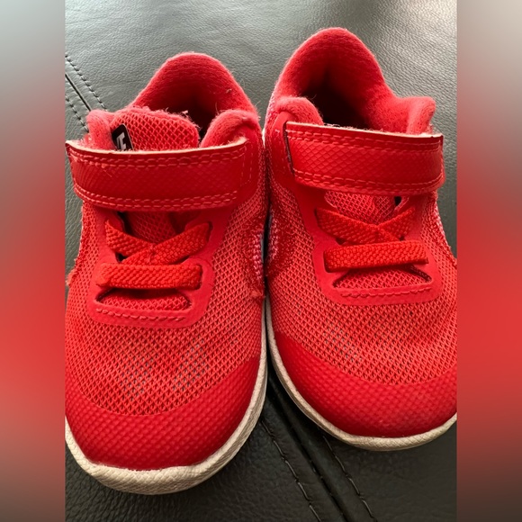 Toddler Nike shoes - Picture 2 of 6